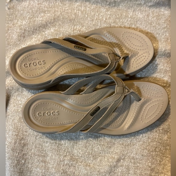 SOLD Crocs Women's Capri Basic Strappy Flip Sz 8 Color:Tumbleweed/Cobblestone - Picture 4 of 7